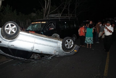 Según testigos,  el vehículo particular era conducido a excesiva velocidad y colisionó con el microbús. (Foto Prensa Libre: Rolando Miranda)
