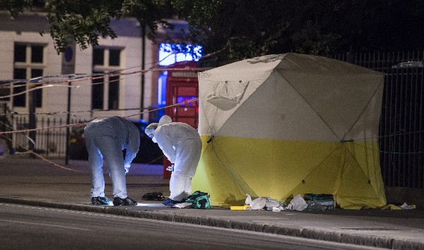 La Policía investiga en la escena donde una mujer estadounidense murió en un ataque.(Foto Prensa Libre: EFE)