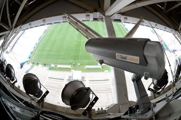 Con el sistema Goal-Control 4-D, instalado en los 12 estadios, ya no habrá "goles fantasmas". (Foto Prensa Libre: AFP)