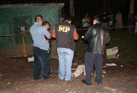 El cadáver fue encontrado en la ruta a San Juan Chamelco. (Foto Prensa Libre: Ángel Martín Tax)