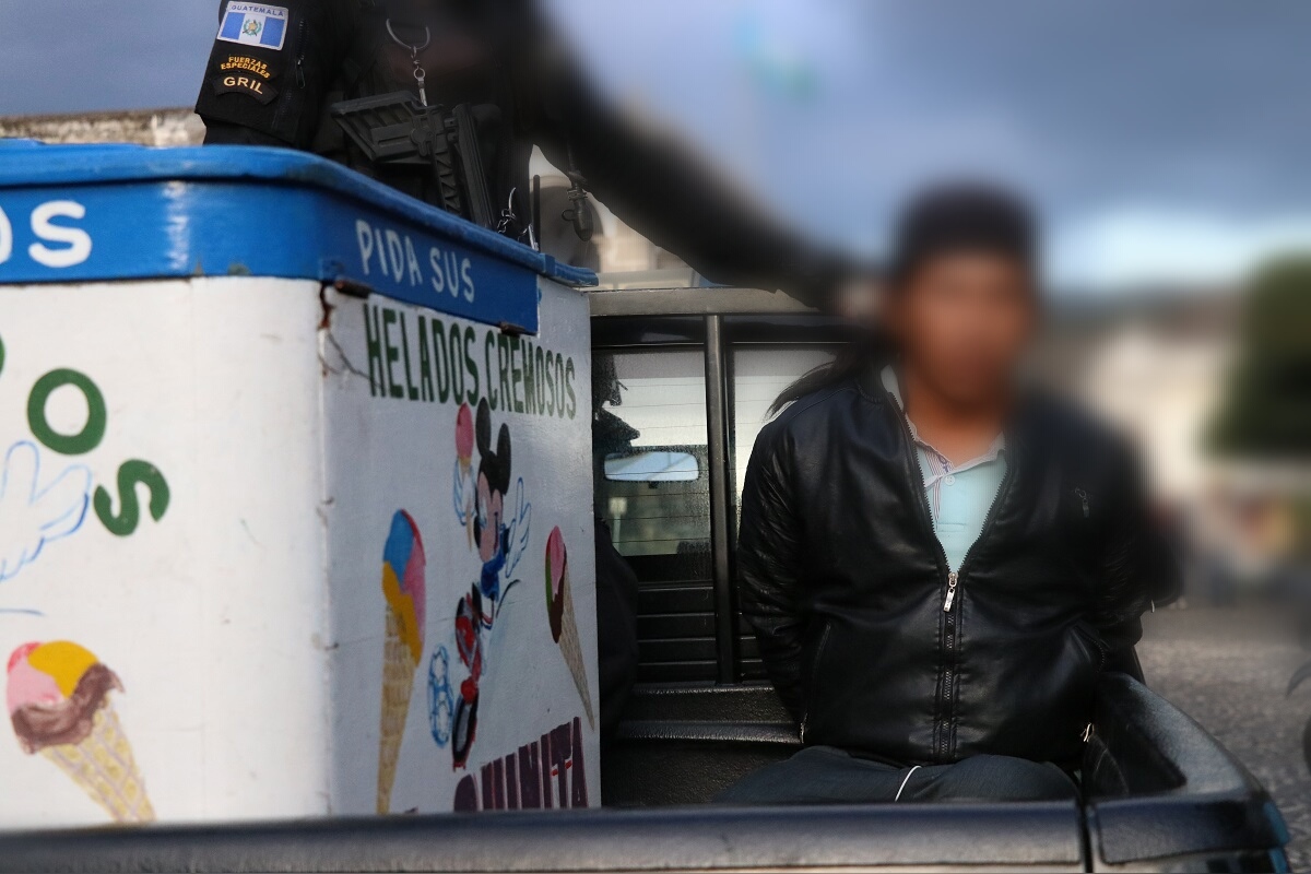Agentes de la PNC capturan por segunda vez al heladero Antonio Abraham Pérez por distribuir droga en Antigua Guatemala, Sacatepéquez. (Foto Prensa Libre: Julio Sicán)