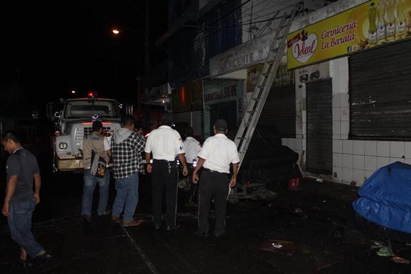 Bomberos Voluntarios de Escuintla combaten incendio generado en una carnicería en un mercado de la zona 1 de Escuintla. (Foto Prensa Libre: Enrique Paredes)