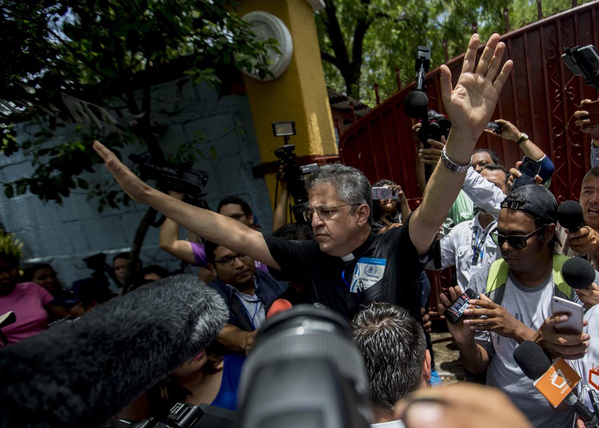 Monseñor Miguel Mantica pide calma a los jóvenes que reclaman justicia por los estudiantes asesinados en las pasadas manifestaciones, durante la continuación del diálogo promovido por la Iglesia. (Foto Prensa Libre: EFE)