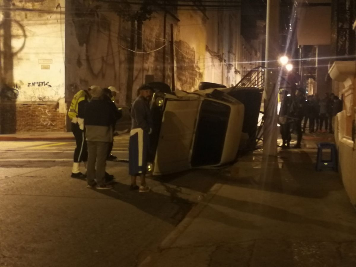 Dos vehículos colisionaron esta madrugada en el Centro Histórico, zona 1. (Foto Prensa Libre: Cortesía)