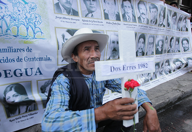Familiares de víctimas de la masacre de Dos Erres manifiestan exigiendo justicia. (Foto: Hemeroteca PL)