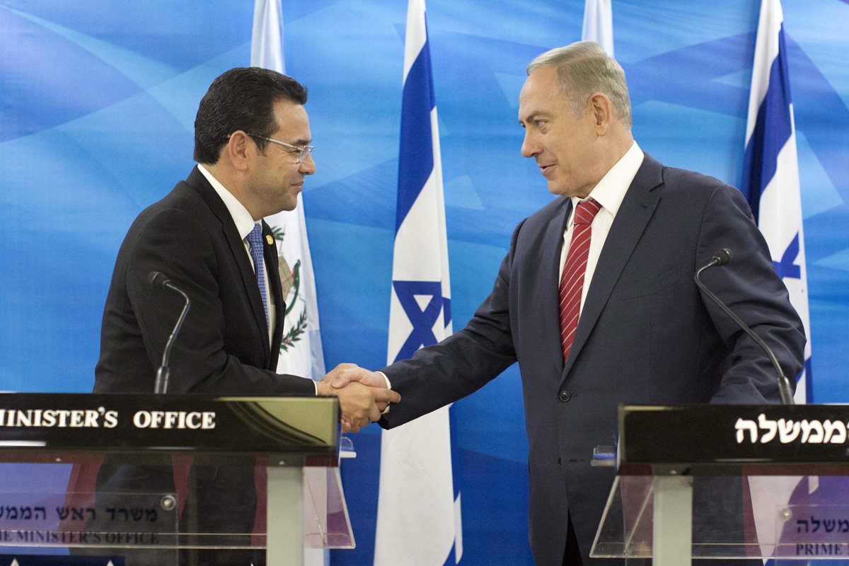 Morales invitó a Netanyahu a visitar Guatemala, algo que podría hacer quizás el próximo año. (Foto Prensa Libre: EFE)