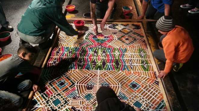 La familia Montiel comenzó a elaborar la alfombra la noche del Jueves Santo.