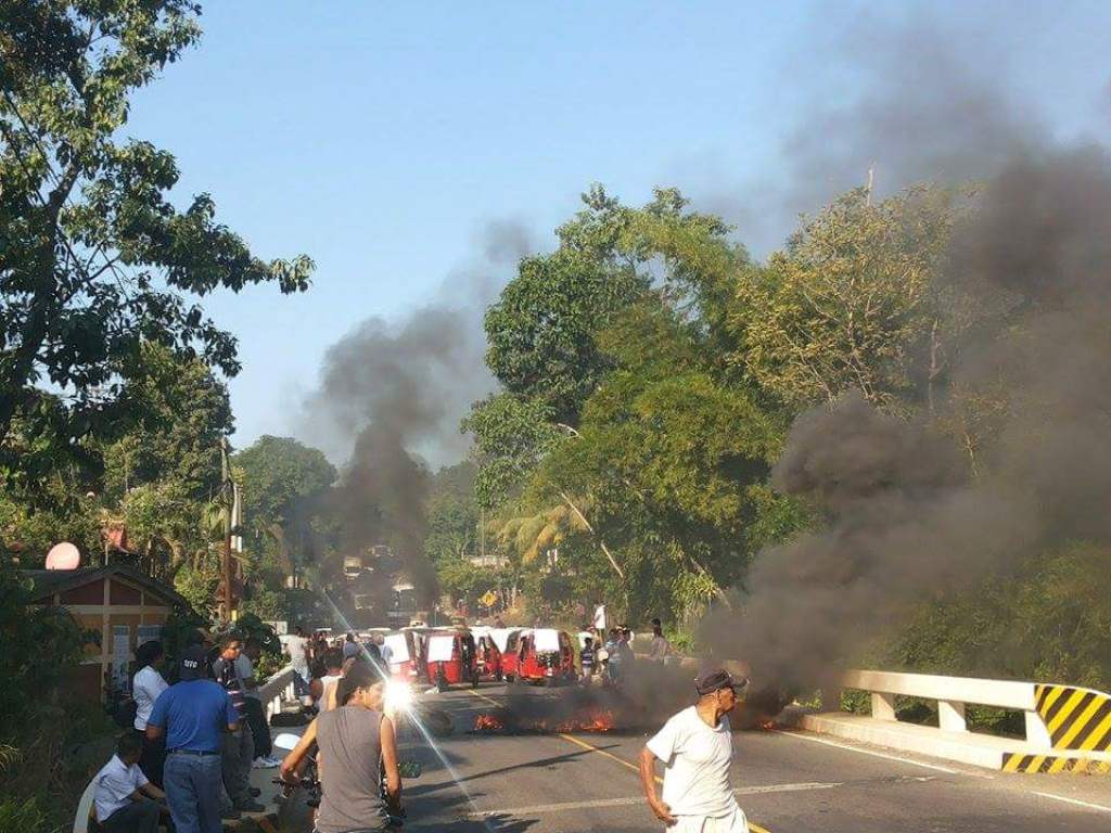Mototaxistas protestan en el km 195 de la ruta al suroccidente, en El Asintal, Retalhuleu. (Foto Prensa Libre: Rolando Miranda).