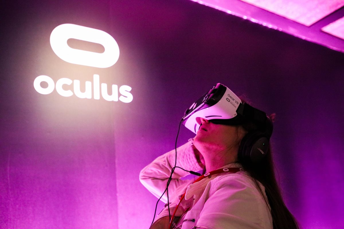 Una periodista prueba el videojuego Minecraft para el casco Gear VR, en San Francisco, California (Foto Prensa Libre: AFP).