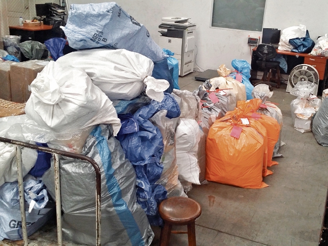 Decenas paquetes se acumulan en el servicio postal, mientras siguen cerradas las oficinas. (Foto Prensa Libre: cortesía DGCT)