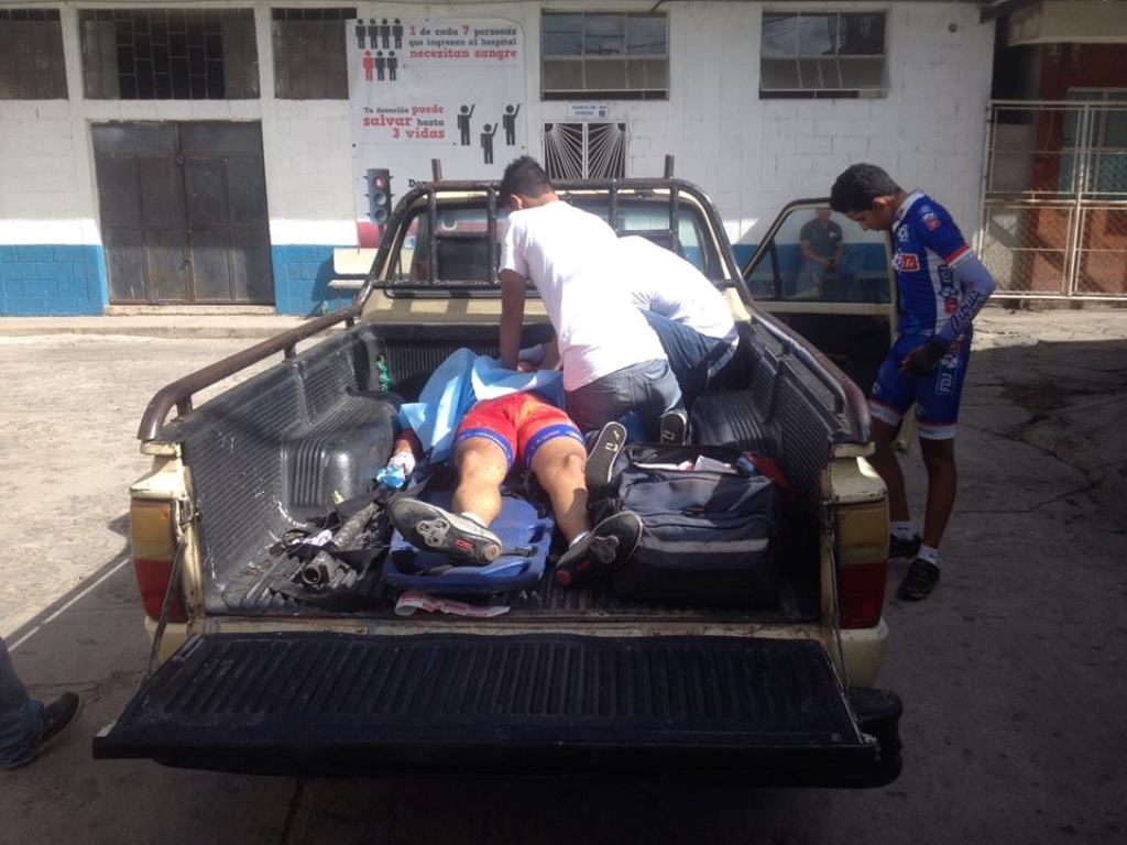 Vecinos acompañan a profesional atropellado por un vehículo, que fue trasladado en la palangana de un picop a hospital de la cabecera de Jutiapa, donde falleció. (Foto Prensa Libre: Óscar González)
