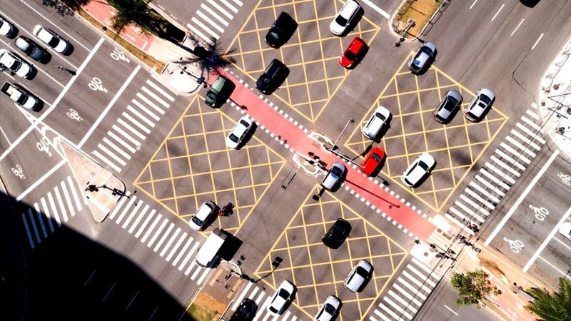 En situaciones de mucho tráfico, puedes plantear rutas alternativas. (Getty Images ).