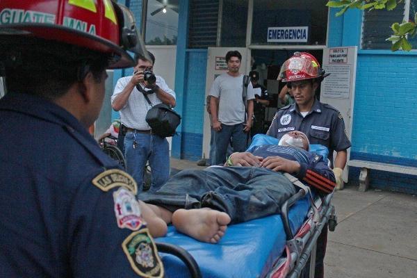 Uno de los heridos en el accidente de Colomba es trasladado al Hospital Regional de Coatepeque. (Foto Prensa Libre: Alexander Coyoy) <br _mce_bogus="1"/>