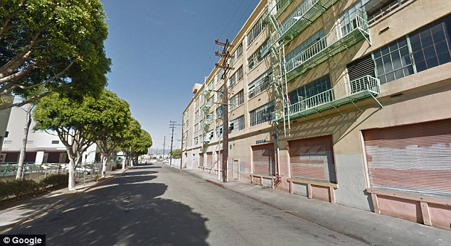 El ataque ocurrió en una fábrica de ropa en el centro de Los Angeles. (Foto Prensa Libre: Google)