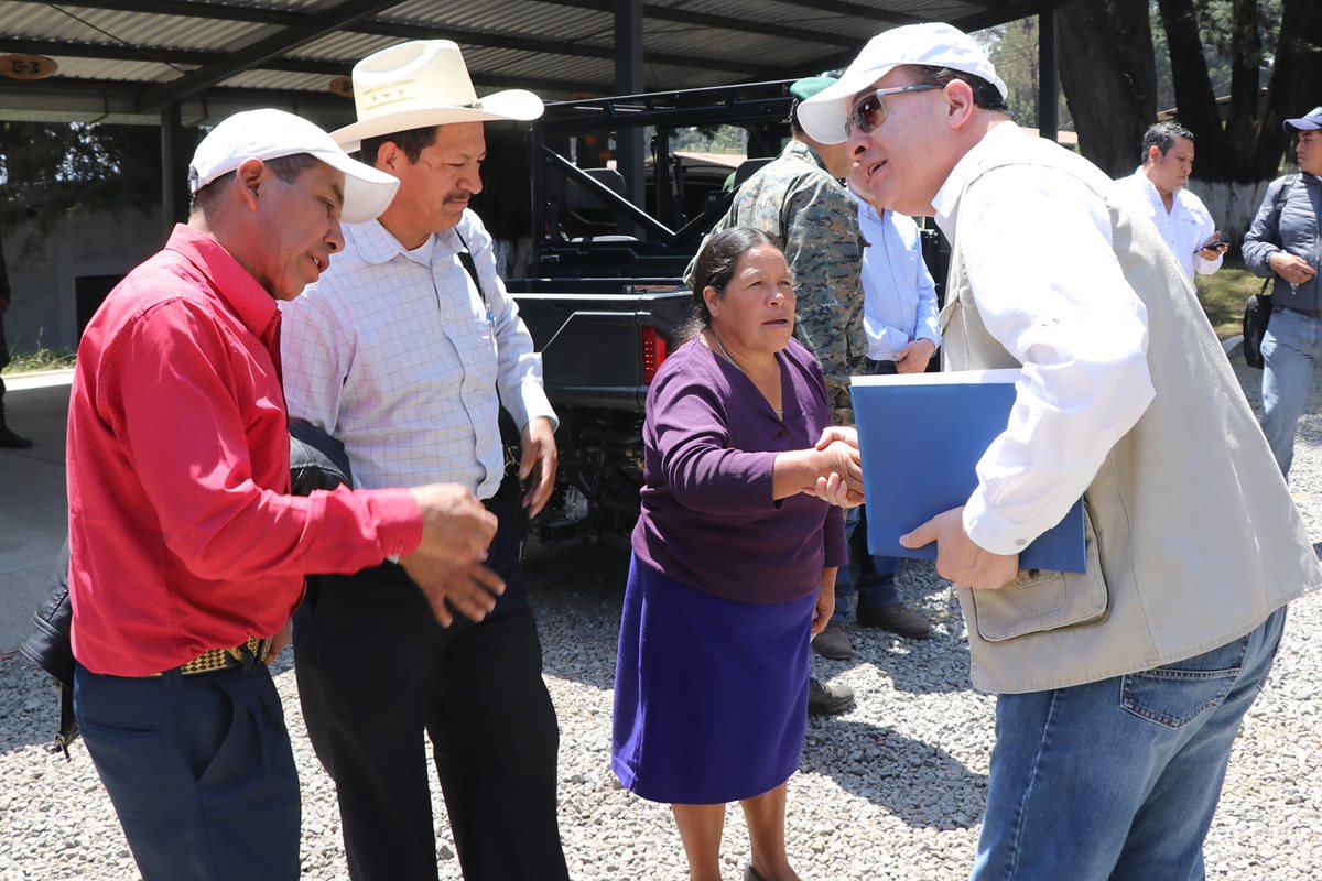 Las autoridades municipales de Ixchiguán y Tajumulco se reunieron con el ministro de Agricultura para retomar los proyectos para sustituir plantaciones ilícitas. (Foto Prensa Libre: Whitmer Barrera)