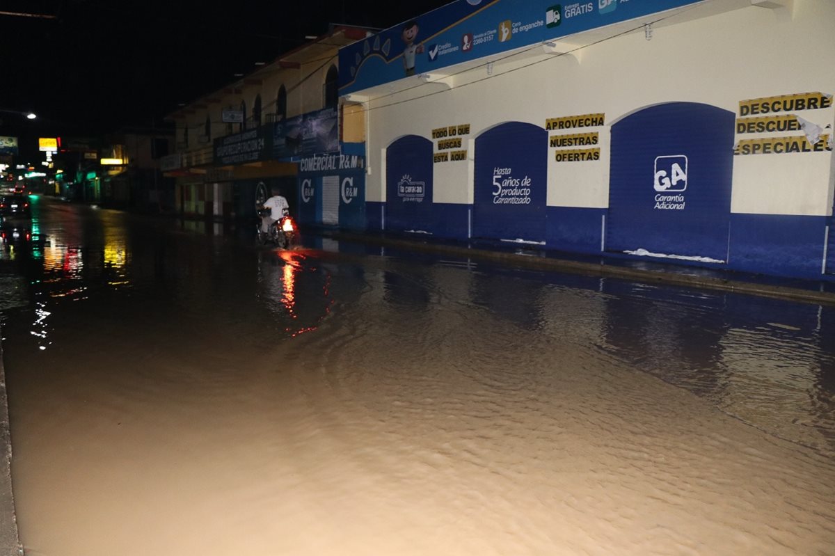 Una parte de la calle principal de San Benito se inundó, afectando el tránsito vehicular y varios comercios. (Foto Prensa Libre: Rigoberto Escobar)