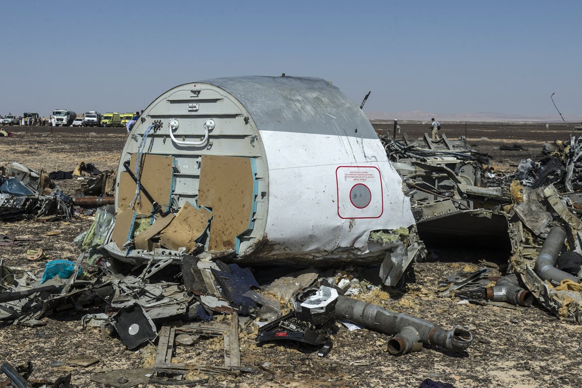 Una de las piezas del avión ruso que explotó en Egipto. (Foto Prensa Libre: AFP)
