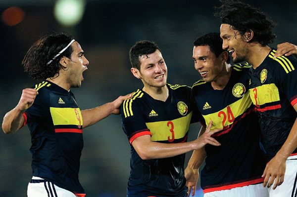Radamel Falco García, Franco Pedro, Daniel Bocanegra y Abel Aguilar celebran luego de ganar el partido amistoso frente a Kuwait. (Foto Prensa Libre: AP