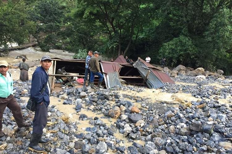 Así quedó una comunidad en Pantic, entre Tamahú y Tucurú, Alta Verapaz, luego de que un cerro cayera sobre varias viviendas. (Foto Prensa Libre: Hemeroteca PL)