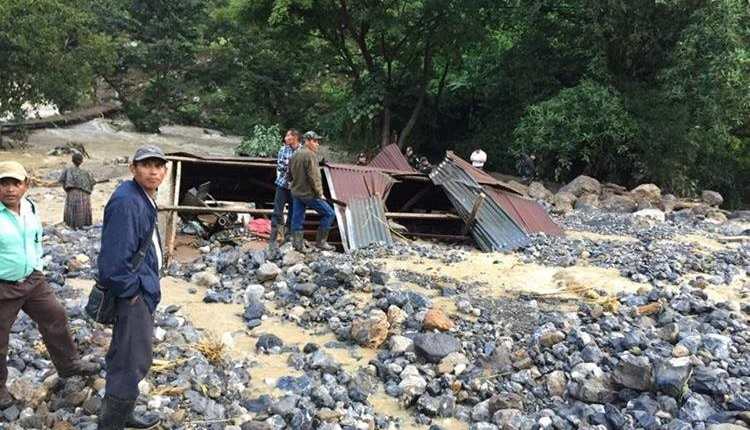 Así quedó una comunidad en Pantic, entre Tamahú y Tucurú, Alta Verapaz, luego de que un cerro cayera sobre varias viviendas. (Foto Prensa Libre: Hemeroteca PL)