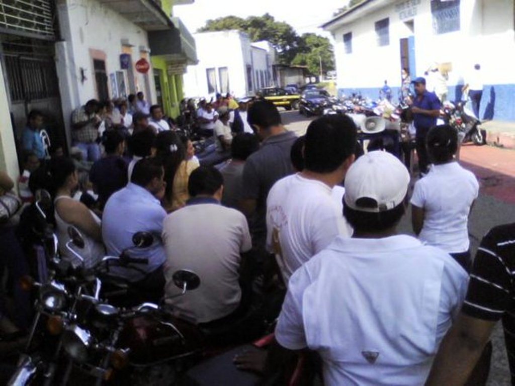 Salubristas protestan en Retalhuleu para pedir pago. (Foto Prensa Libre: Jorge Tizol)