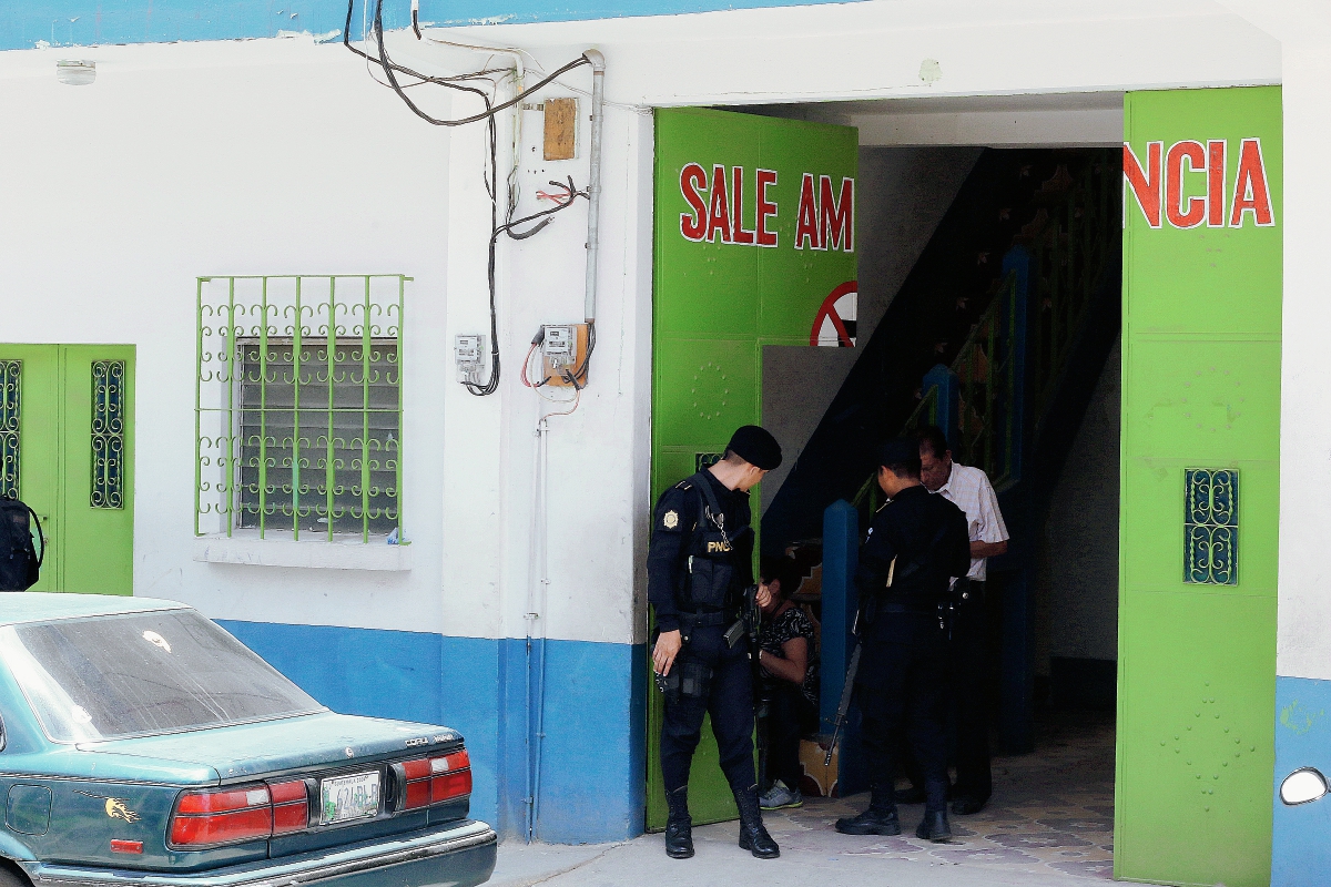 Agentes de la PNC apoyan cateos en antiguo edificio que ocupaban las clínicas del IGSS, en Chiquimula. (Foto Prensa Libre: Edwin Paxtor)