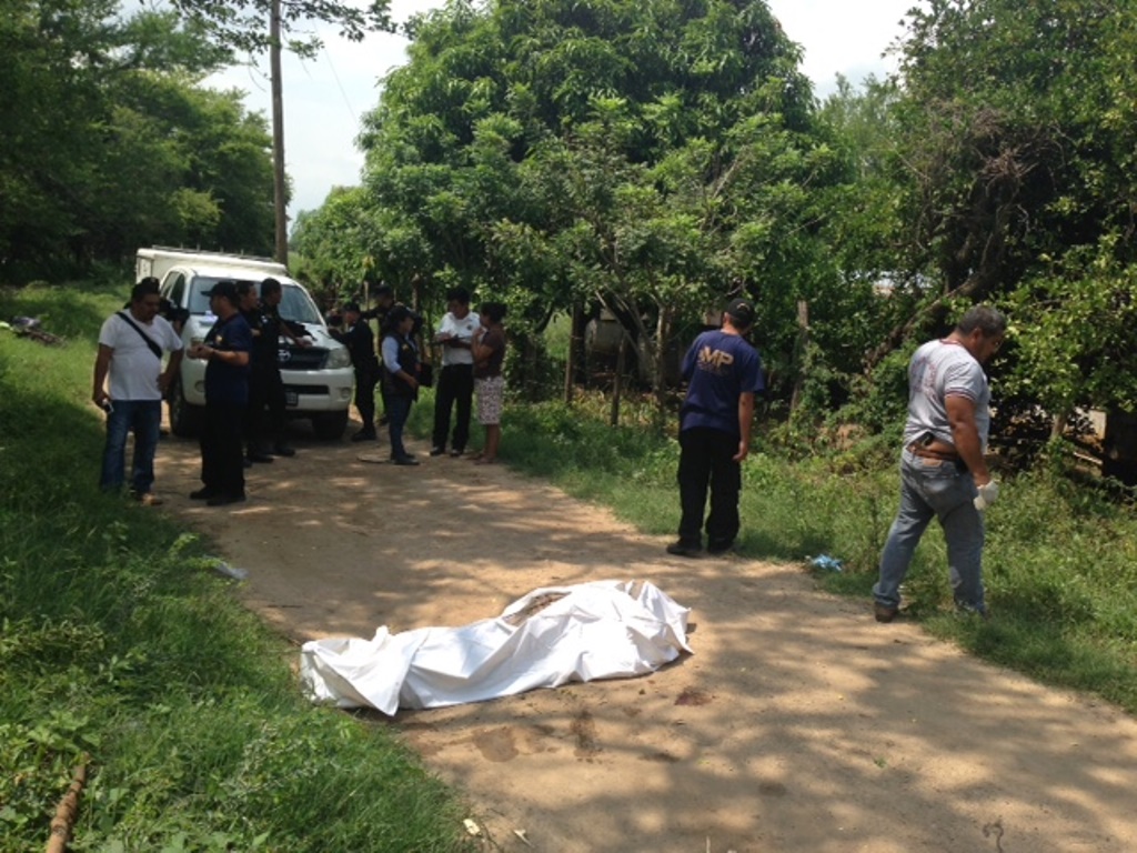 Autoridades observan cadáver de hombre, en Estanzuela, Zacapa. (Foto Prensa Libre: Víctor Gómez)