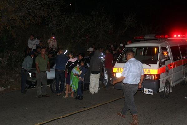 Curiosos permanecen en el lugar del percance que dejó cinco heridos, en Jalapa. (Foto Prensa Libre: Hugo Oliva)