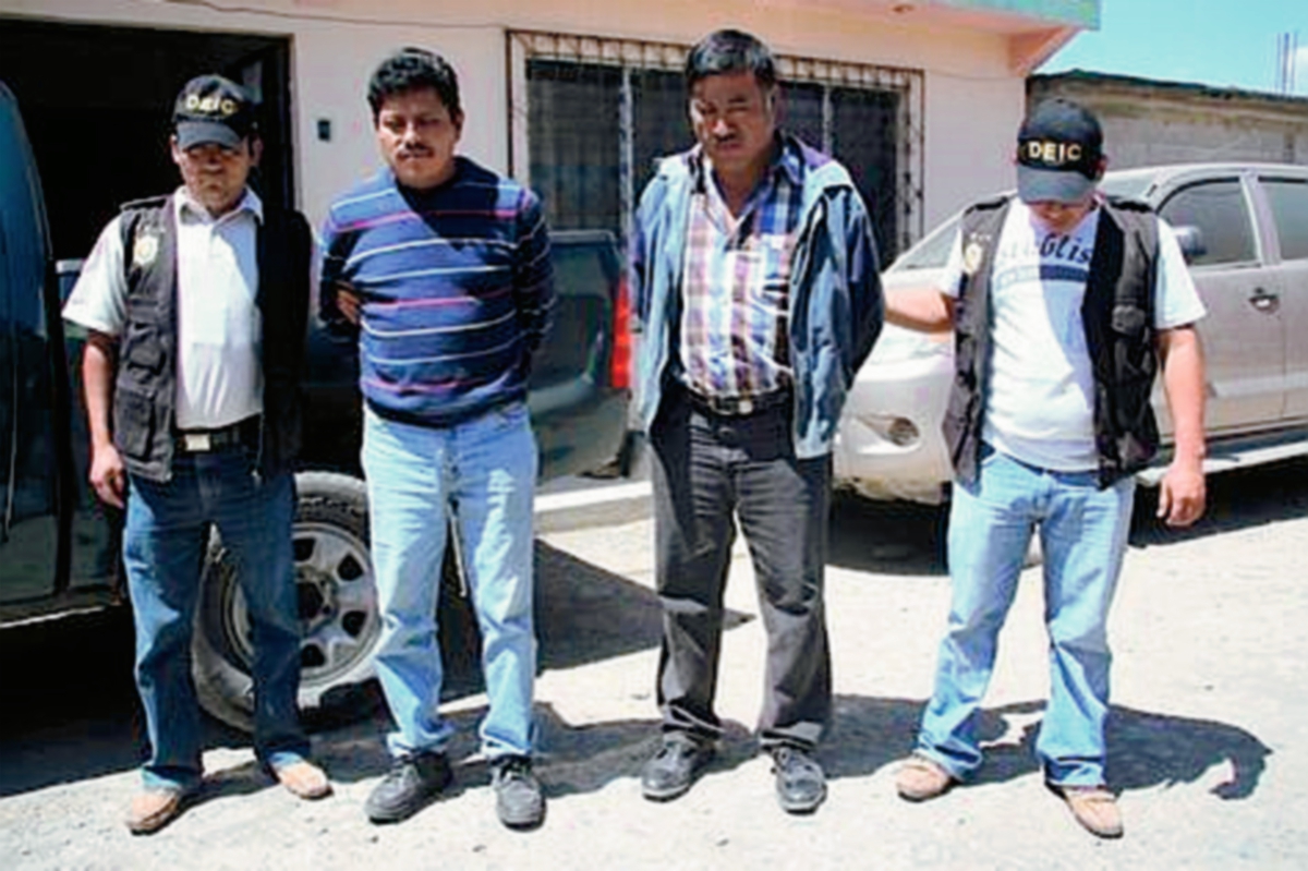 Bersaín Oligario Matías (derecha) y Álvaro Pérez Escalante fueron detenidos por la Policía. (Foto Prensa Libre: Mike Castillo)