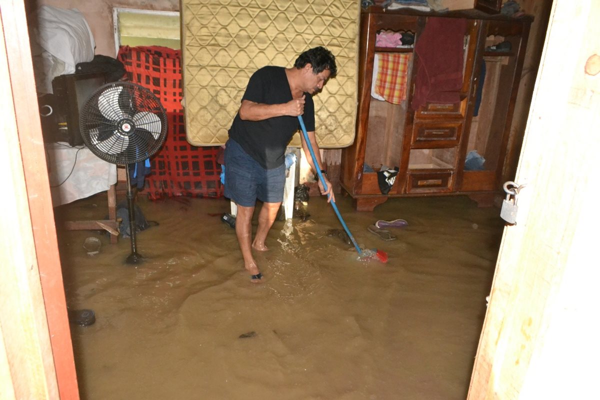 Los afectados buscan sacar el agua de sus viviendas.