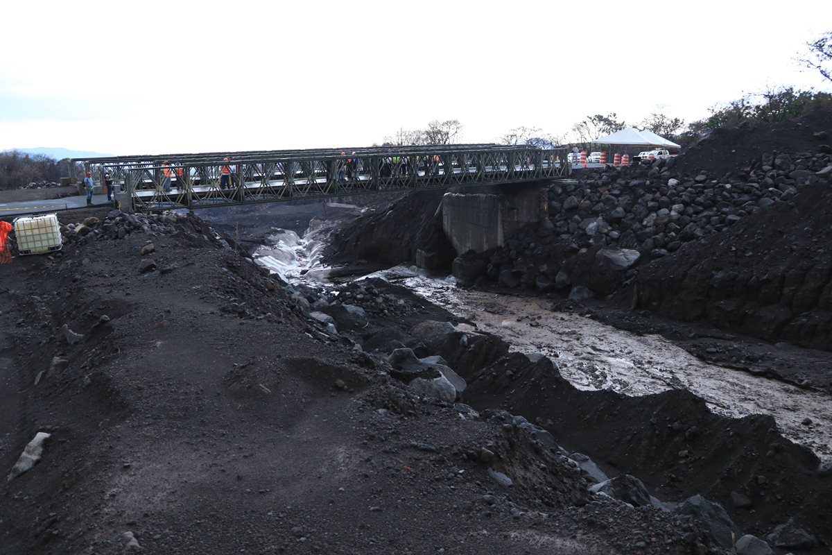 Cada vez que llueve material volcánico baja por las barrancas, lo que hace peligroso el sector donde están los puentes en la RN14. (Foto Prensa Libre: Enrique Paredes).