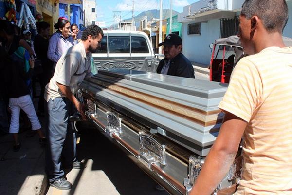 Familiares retiran cadáver  de Xiomara Marisela Pérez de una funeraria de la ciudad de Jalapa. ( Foto Prensa libre: Hugo Oliva) 