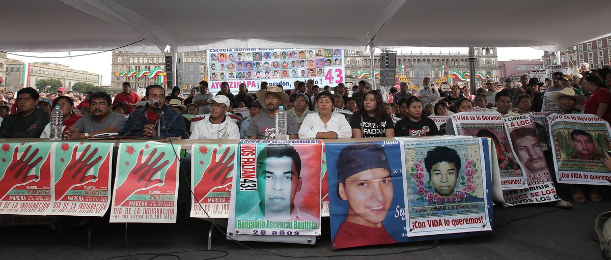 Padres de los normalistas desaparecidos brindaron una conferencia de Prensa. (Foto Prensa Libre: EFE).