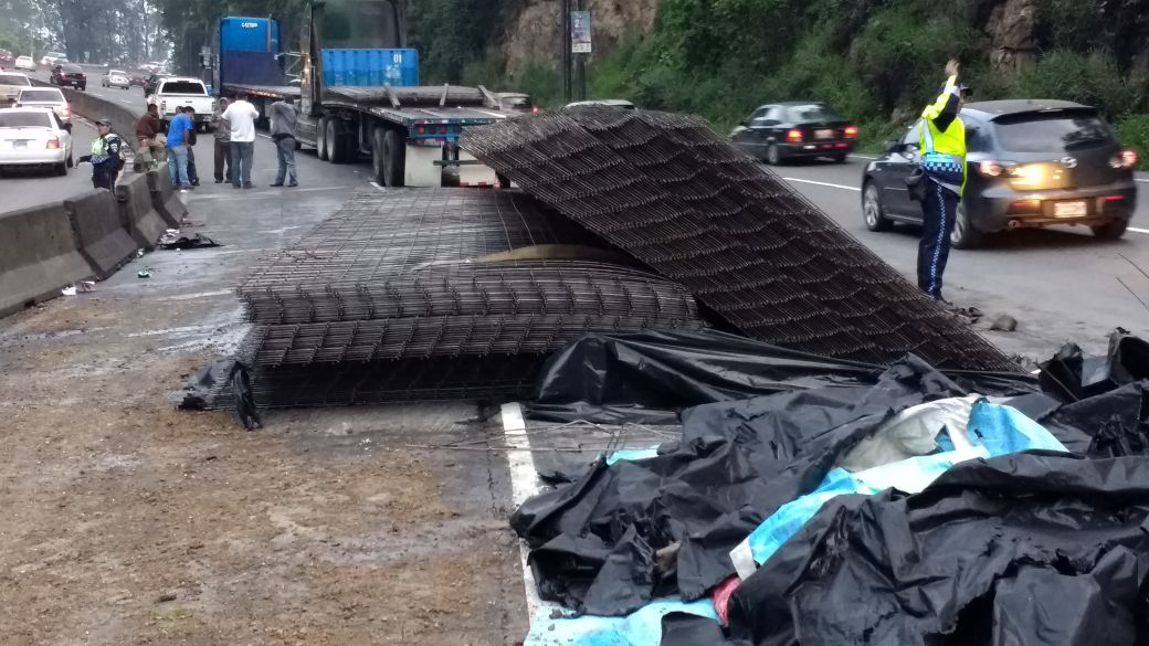 Derrame de combustible y carga de trailer que volcó anoche afectaron movilidad en cuesta de Villa Lobos. (Foto Prensa Libre: Dalia Santos)