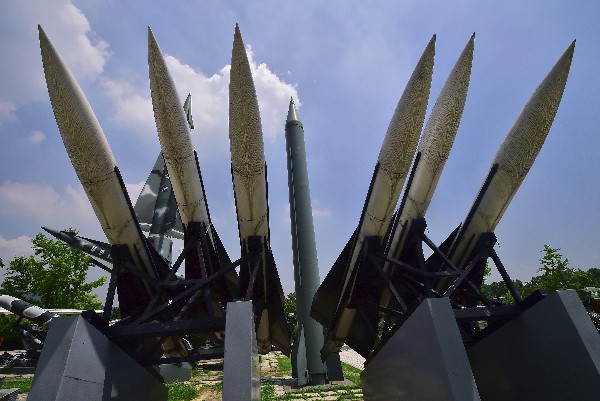Réplicas de misiles se exhiben en el Memorial de Guerra de Corea, en Seúl.(Foto Prensa Libre: AFP)