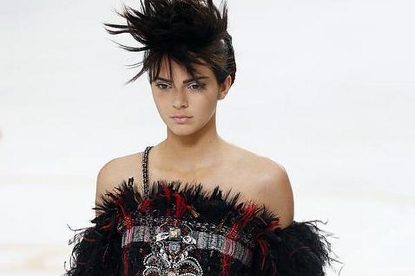 Kendall Jenner en el desfile de la colección otoño-invierno 2014-2015 de Chanel. Semana de la Alta Costura de París, Francia. (Foto Prensa Libre: AFP)