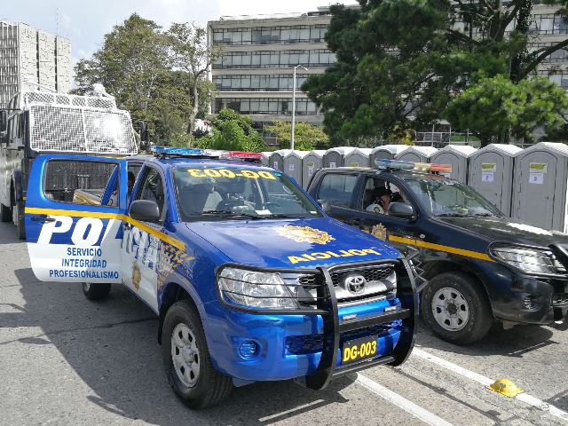 En un acto público las autoridades del Ministerio de Gobernación presentaron un nuevo color de autopatrullas. (Foto Prensa Libre: Óscar Rivas)