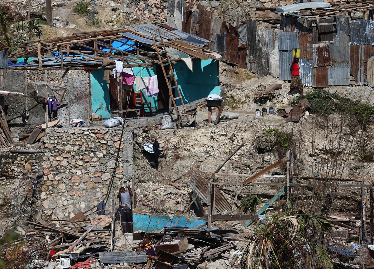 Habitantes de Jeremie, Haití tratan de sobreponerse a uno de los peores desastres naturales que los ha azotado, el huracán Matthew que dejó cientos de víctimas. (Foto Prensa Libre: EFE).