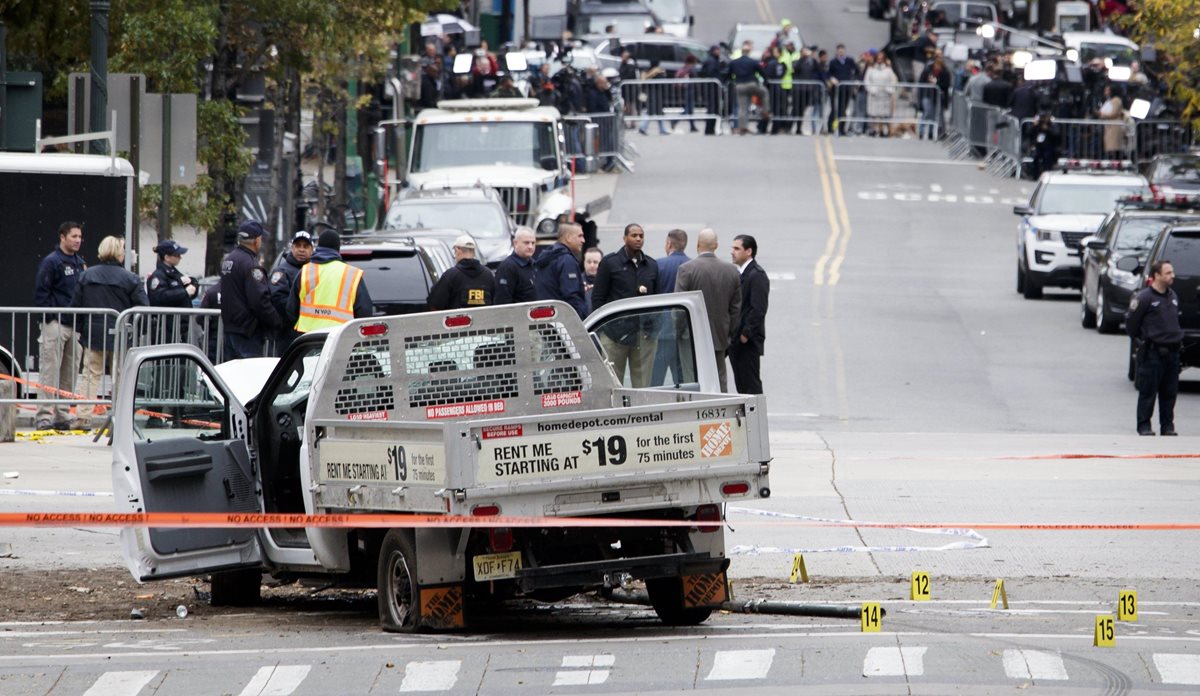 Vehículo rentado con que uzbeko perpetró el atropellamiento en Nueva York. (Foto Prensa Libre: EFE)