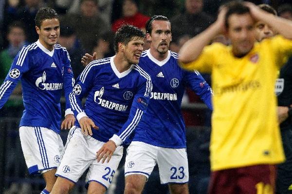 El jugador Klaas-Jan Huntelaar (2-i) del FC Schalke 04 celebra con Ibrahim Afellay (i) y Christian Fuchs tras su anotación ante el Arsenal FC. (Foto Prensa Libre: EFE)