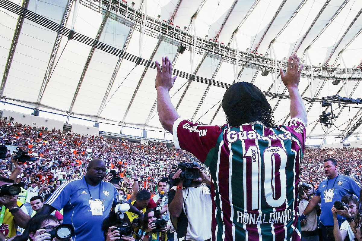 Ronaldinho Gaúcho se presenta ante los aficionados de Fluminense, su nuevo club, en el estádio de Maracaná, antes del partido contra Vasco da Gama. (Foto Prensa Libre: EFE)
