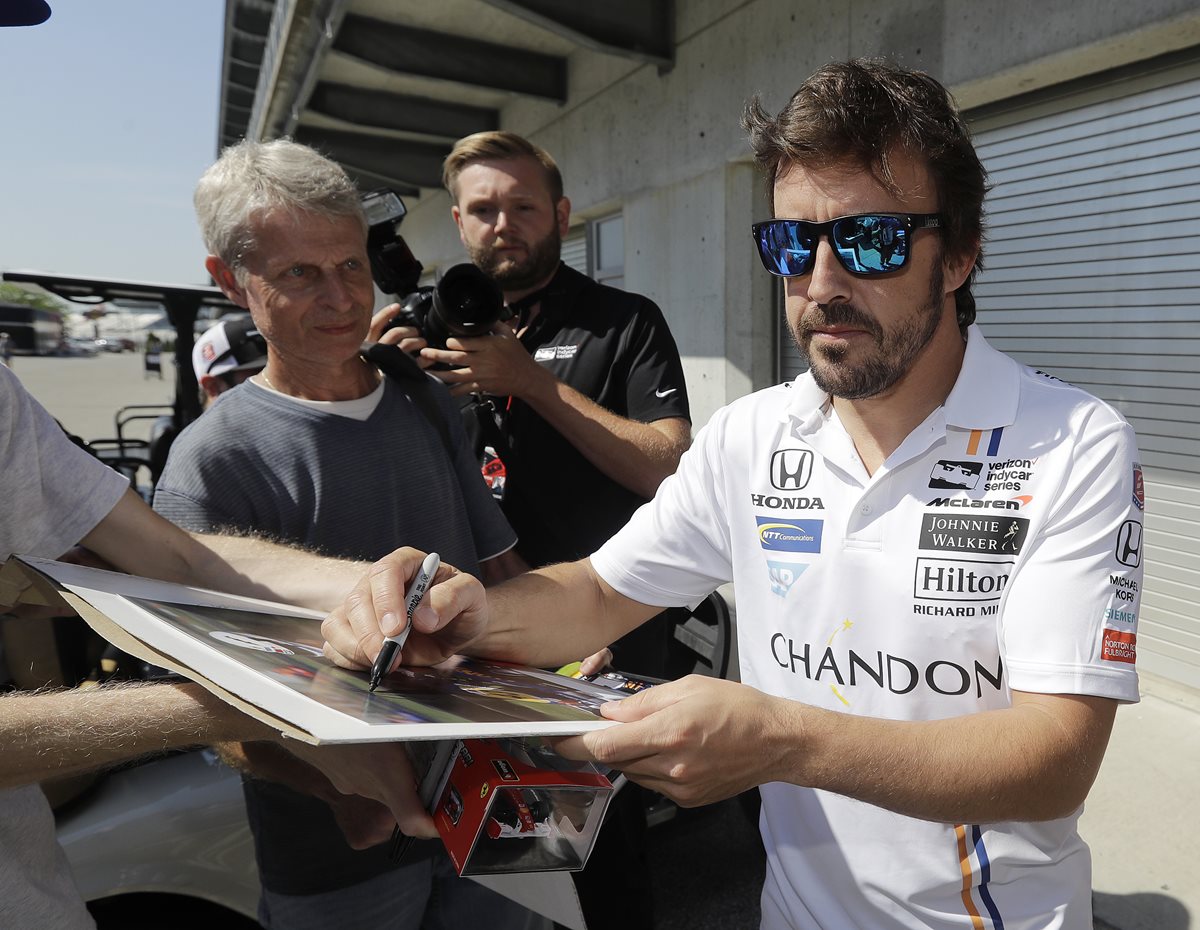 El piloto español Fernando Alonso, dos veces campeón mundial de Fórmula uno, figura con el número 29 en la lista oficial de 33 inscritos en las 500 millas de Indianápolis. (Foto Prensa Libre: AFP)