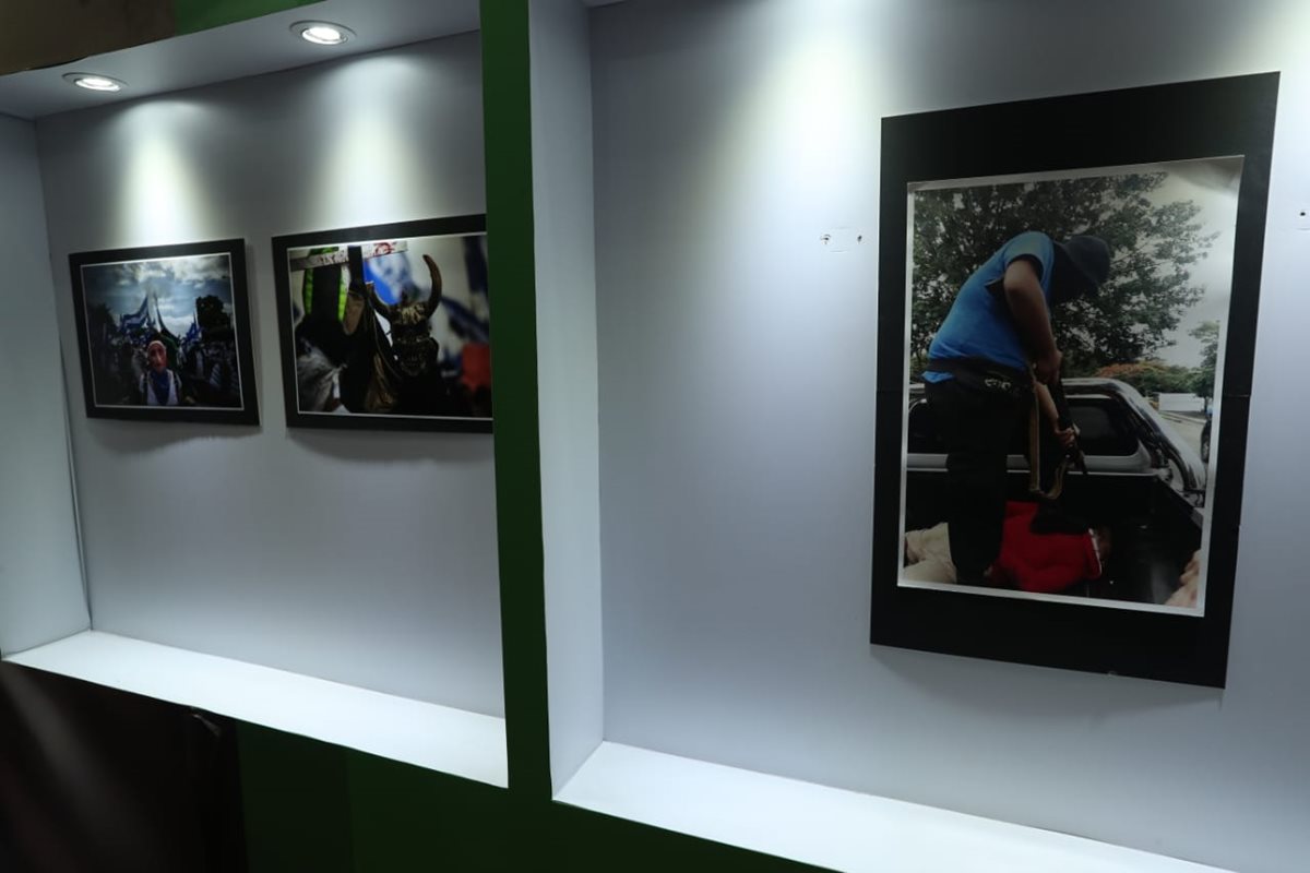 La exposición reúne fotos profesionales y convencionales sobre la represión en Nicaragua. (Foto Prensa Libre: Esbin García)