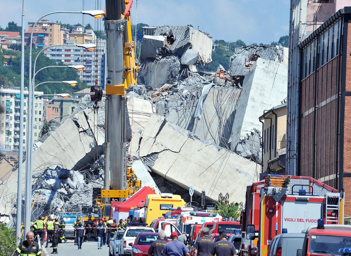 Miembros de rescate trabajan en las labores de rescate de las víctimas del puente que se desplomó el martes en Génova (Foto Prensa Libre: EFE)