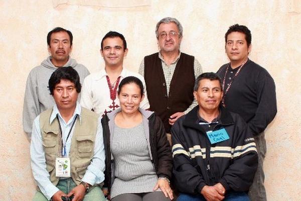 Nueva junta directiva de la Asociación de Periodistas y Comunicadores Sociales de Alta Verapaz. (Foto Prensa Libre )