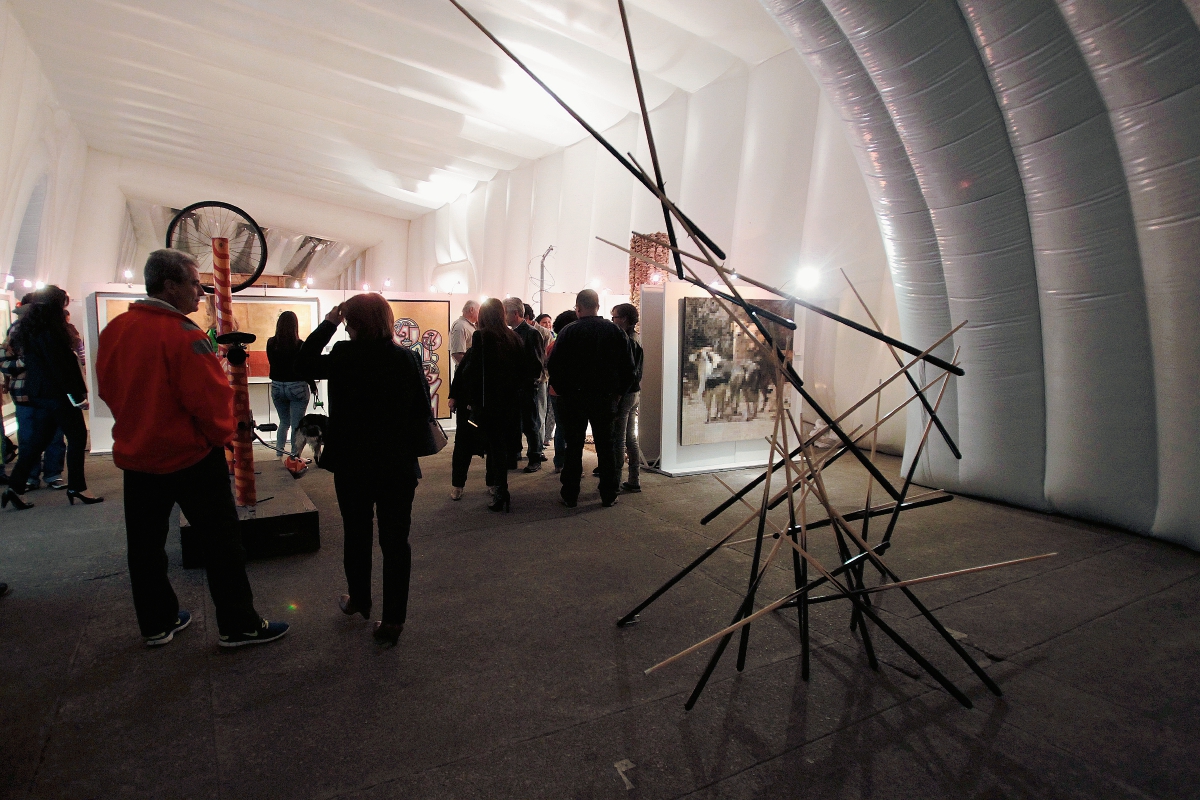 La exposición Construyendo ciudad, instalada en el Pabellón del Arte, reúne más de 80 obras de 50 destacados artistas guatemaltecos. Foto Prensa Lbre: Paulo Raquec.