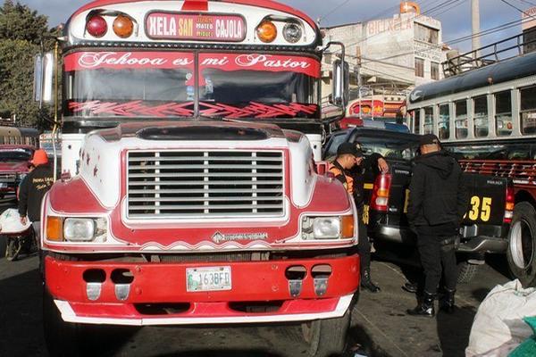 Más de cien mil trabajadores del transporte extraurbano viven crisis económica por tres meses de paralzación del servicio. (Foto Prensa Libre: Hemeroteca PL)