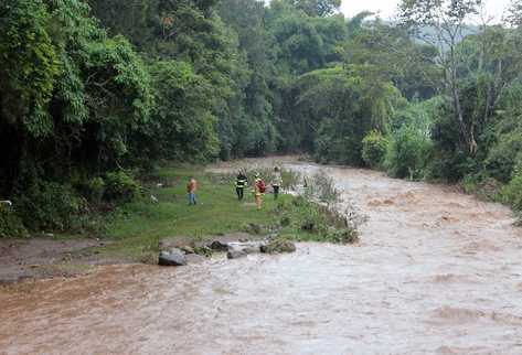 Bomberos buscan el cuerpo de una persona que fue arrastrada por la correntada en Jalapa.