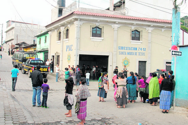 Subestación de  la PNC de Santa María de Jesús, donde pobladores hirieron a seis agentes. (Foto Prensa Libre: Renato Melgar)