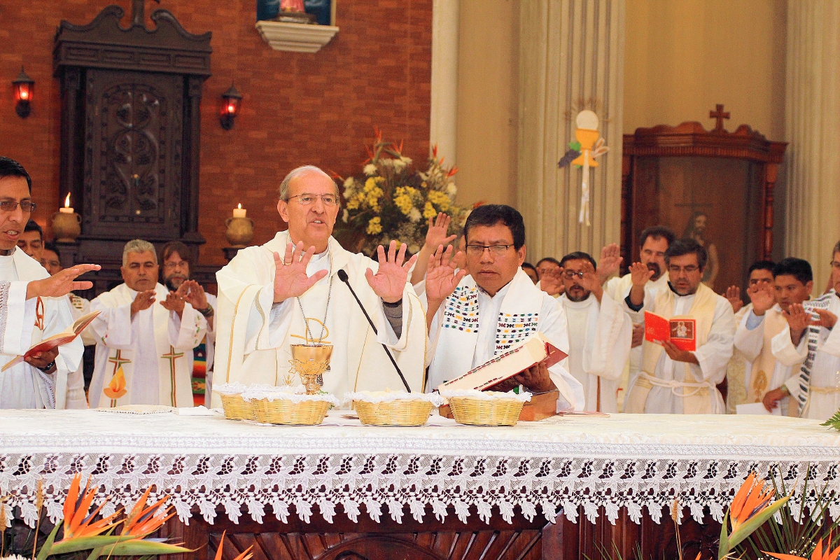 Monseñor Carlos Enrique Trinidad Gómez -al centro - oficia Misa Crismal, en Comitancillo. (Foto Prensa Libre: Aroldo Marroquín)